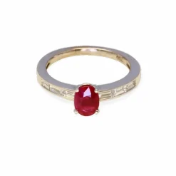 Bague en or blanc rubis et diamants.