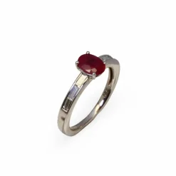 Bague en or blanc rubis et diamants.