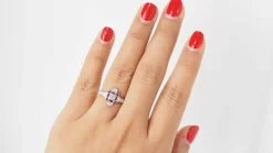 Bague en or blanc, rubis et diamants