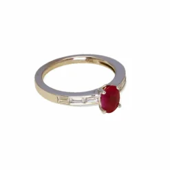 Bague en or blanc rubis et diamants.