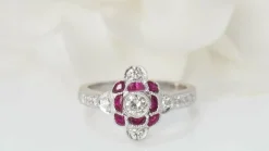 Bague en or blanc, rubis et diamants