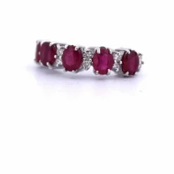 Bague en or blanc, rubis et diamants