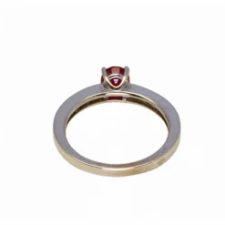 Bague en or blanc rubis et diamants.