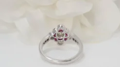 Bague en or blanc, rubis et diamants