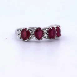 Bague en or blanc, rubis et diamants