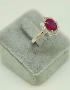 Bague en Or blanc, rubis et de diamants