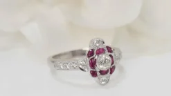 Bague en or blanc, rubis et diamants