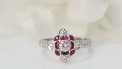 Bague en or blanc, rubis et diamants