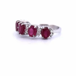 Bague en or blanc, rubis et diamants