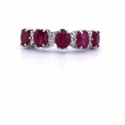 Bague en or blanc, rubis et diamants