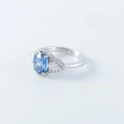 Bague en or blanc, saphir
