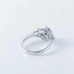 Bague en or blanc, saphir