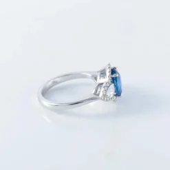 Bague en or blanc, saphir