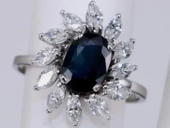 Bague en or blanc Saphir Bleu Ovale et Diamant Marquise