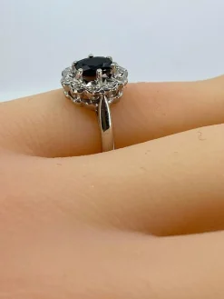 Bague en or blanc saphir et 10 diamants