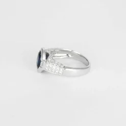 Bague en or blanc, saphir et diamants