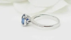 Bague en or blanc, saphir ovale et diamants