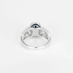 Bague en or blanc, saphir et diamants