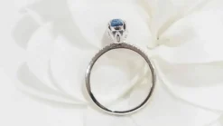 Bague en or blanc, saphir ovale et diamants