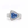 Bague en or blanc sertie d'un saphir et de diamants