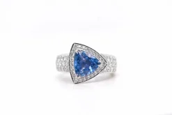 Bague en or blanc sertie d'un saphir et de diamants