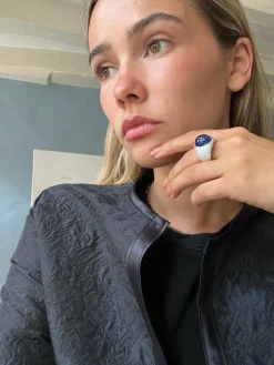 Bague en or blanc sertie d'un saphir et de diamants