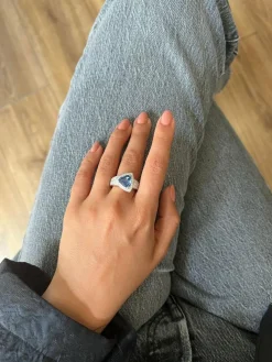 Bague en or blanc sertie d'un saphir et de diamants