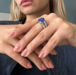 Bague en or blanc sertie d'un saphir et de diamants
