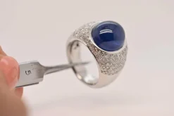 Bague en or blanc sertie d'un saphir et de diamants