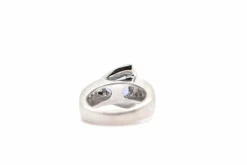 Bague en or blanc sertie d'un saphir et de diamants