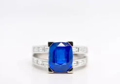Bague en or blanc sertie d'un saphir et de diamants