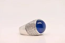 Bague en or blanc sertie d'un saphir et de diamants