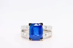 Bague en or blanc sertie d'un saphir et de diamants