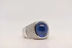 Bague en or blanc sertie d'un saphir et de diamants