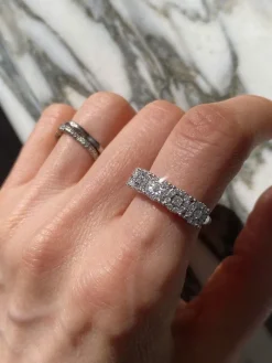 Bague en or blanc sertie de 5 fleurs en diamants