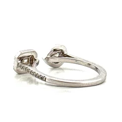 Bague en or blanc sertie de diamants