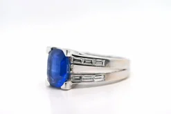 Bague en or blanc sertie d'un saphir et de diamants