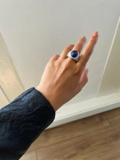 Bague en or blanc sertie d'un saphir et de diamants
