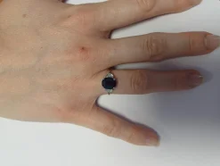 Bague en or blanc six griffes sertie d'un Saphir