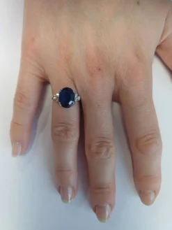 Bague en or blanc six griffes sertie d'un Saphir