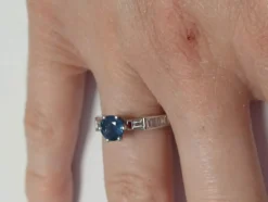 Bague en or blanc six griffes sertie d'un Saphir