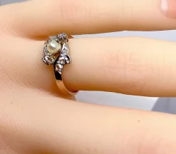 Bague en or, diamants et perle