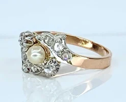 Bague en or, diamants et perle