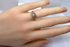 Bague en or, diamants et perle