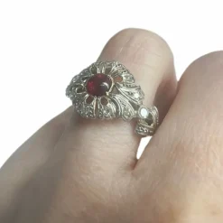 Bague en or et platine avec diamants et cabochon rubis