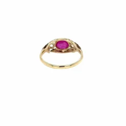 Bague en or gravée de diamants sans chaleur et rubis de Birmanie certifiés Belle Époque