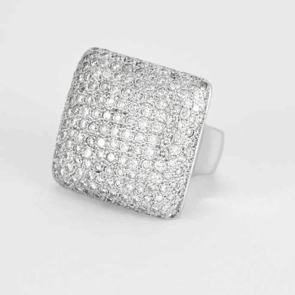 Bague en or gris à chaton carré serti de diamants
