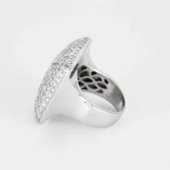 Bague en or gris à chaton carré serti de diamants