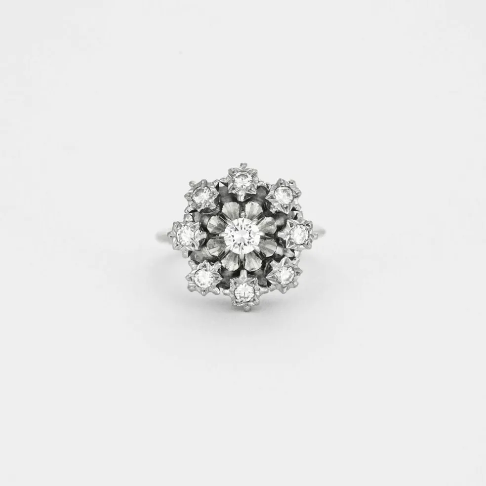 Bague en or gris à motif floral