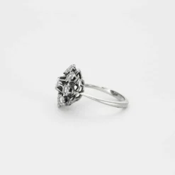 Bague en or gris à motif floral